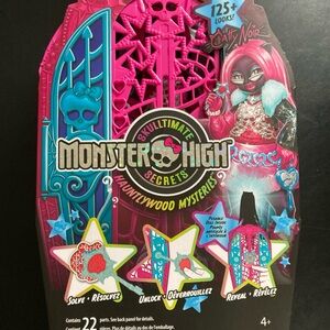 Mattel Monster High Skulltimate Secrets Hauntlywood Catty Noir Playset